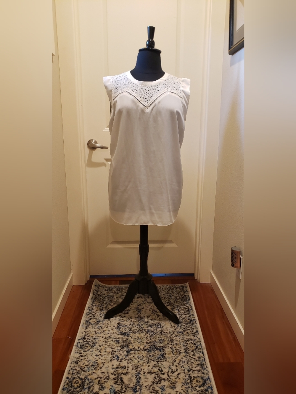 Worthington Women White Lace Yoke Sleeveless Blouse With Rear Quarter Zip